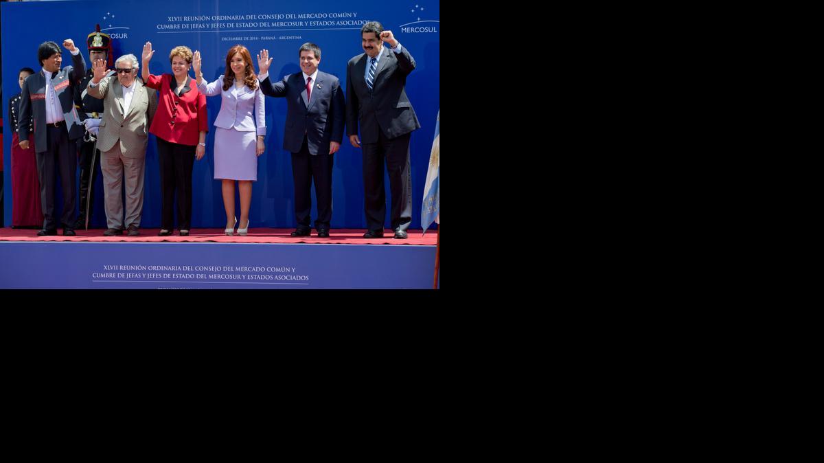 
El Mercosur concluyó el miércoles su 47 cumbre presidencial celebrando el acercamiento diplomático entre Cuba y Estados. El presidente de Venezuela, Nicolás Maduro, dijo que ‘hay que reconocer el gesto del presidente Barack Obama, un gesto de valentía y necesario en la historia’.
