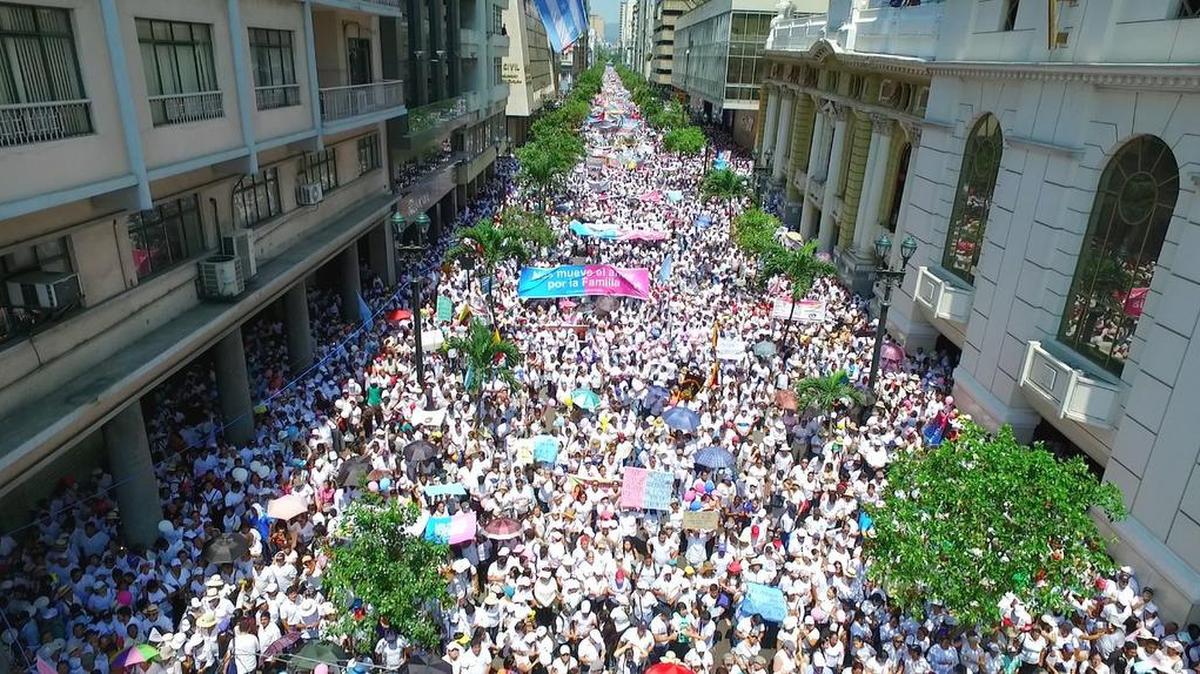 Fotografía cedida por Adrian Castro, de la ONG Abogados para la Defensa de la Vida y la Familia, una de las convocantes del evento, que muestra la marcha convocada por la iglesia católica ecuatoriana en defensa de los "valores morales" y contra la educación de género el sábado 14 de octubre de 2017, en Guayaquil (Ecuador).