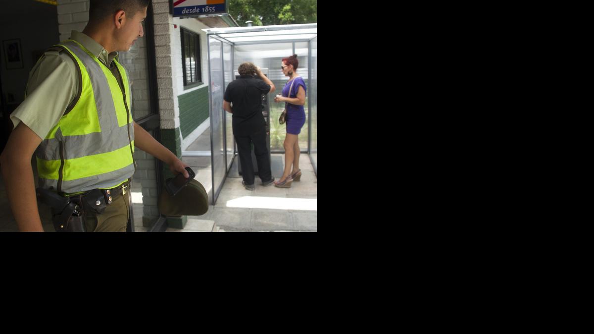 
Unas personas utilizan el cajero automático en una estación de policía, la semana pasada en Santiago de Chile.
