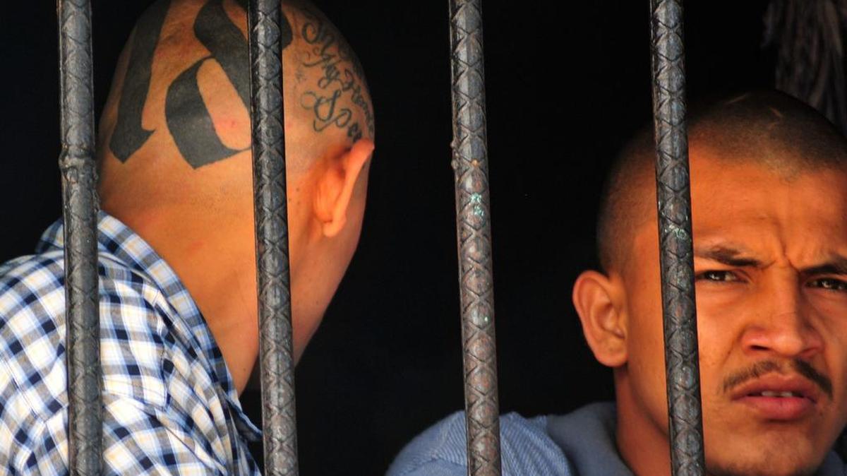 
Miembros de la pandilla ‘Barrio 18’, a la cual el gobierno salvadoreño responsabilizó del boicot al transporte y el asesinato de varios choferes.
