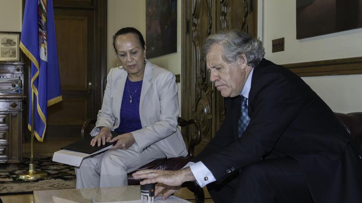 Fotografía cedida en donde aparece el secretario general de la la Organización de Estados Americanos (OEA), Luis Almagro, sellando la recepción de la carta de salida de Venezuela del organismo entregada por la representante alterna, Carmen Luisa Velásquez, el viernes 28 de abril 2017, en la sede del organismo en Washington, DC.