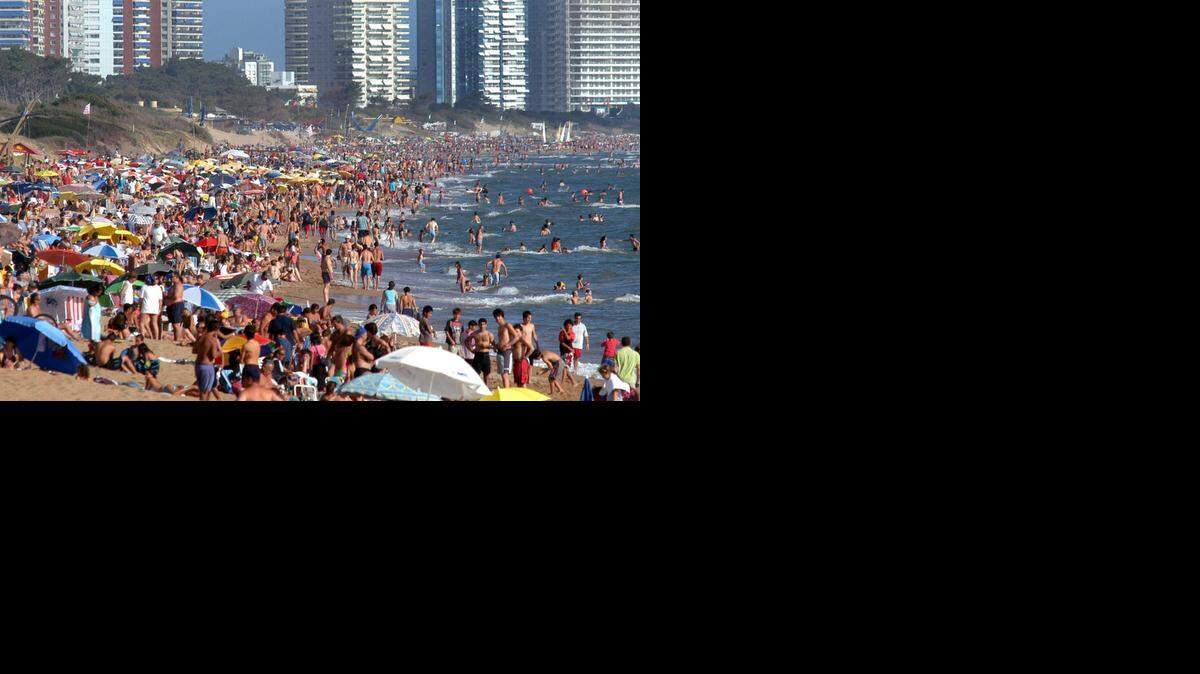 
Turistas en Playa Mansa, en el centro turístico de Punta del Este, Uruguay. (Foto de archivo)
