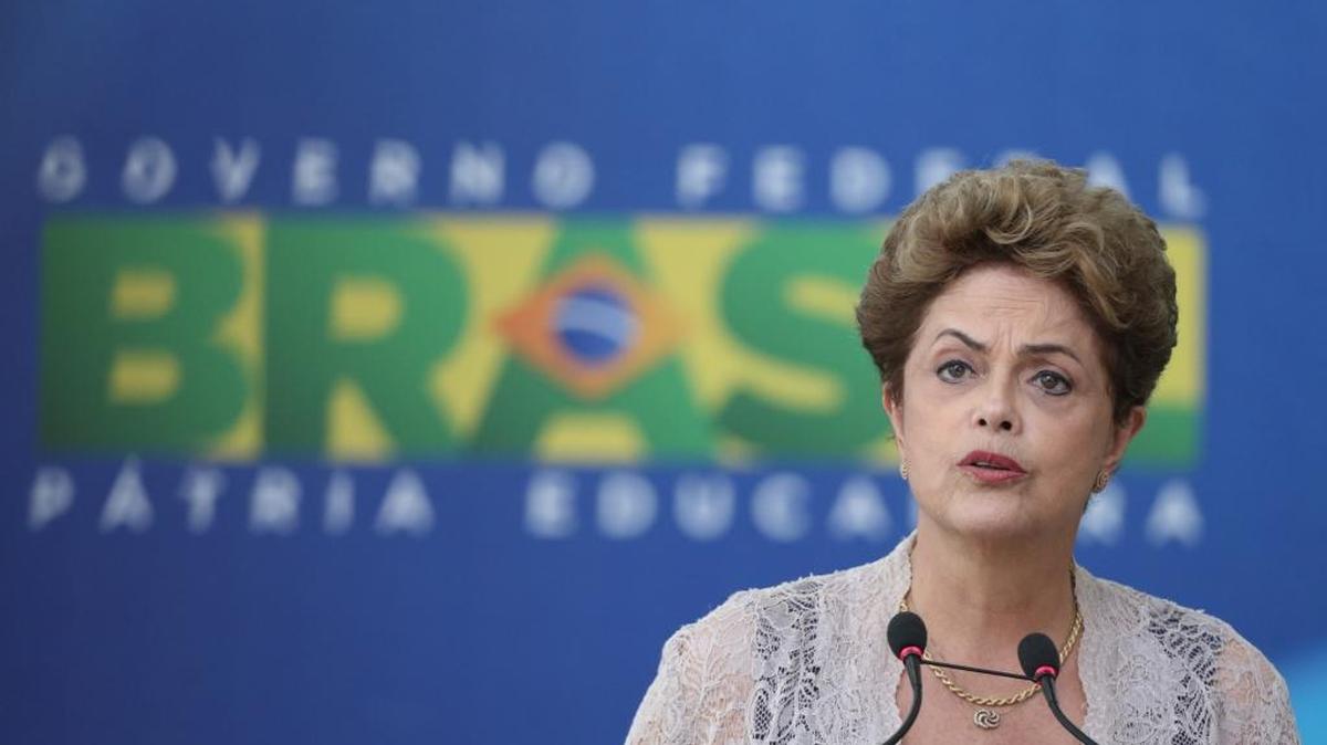 La presidenta de Brasil, Dilma Rousseff, habla durante una ceremonia en el palacio presidencial Planalto, el lunes, en Brasilia.