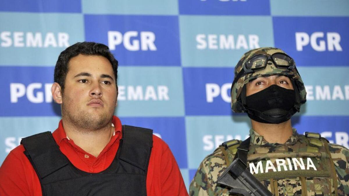Jesús Alfredo Guzmán Salazar (i), hijo del máximo líder del cártel de Sinaloa Joaquín Guzmán Loera, conocido como "El Chapo", es presentado a la prensa el jueves 21 de junio de 2012, en Ciudad de México.