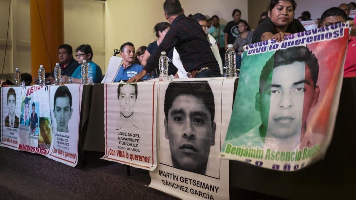 
Familiares y amigos de los 43 estudiantes mexicanos desaparicos en Iguala en el 2014, muestran el domingo 7 de septiembre pancartas con fotos de los jóvenes, en Ciudad de México.
