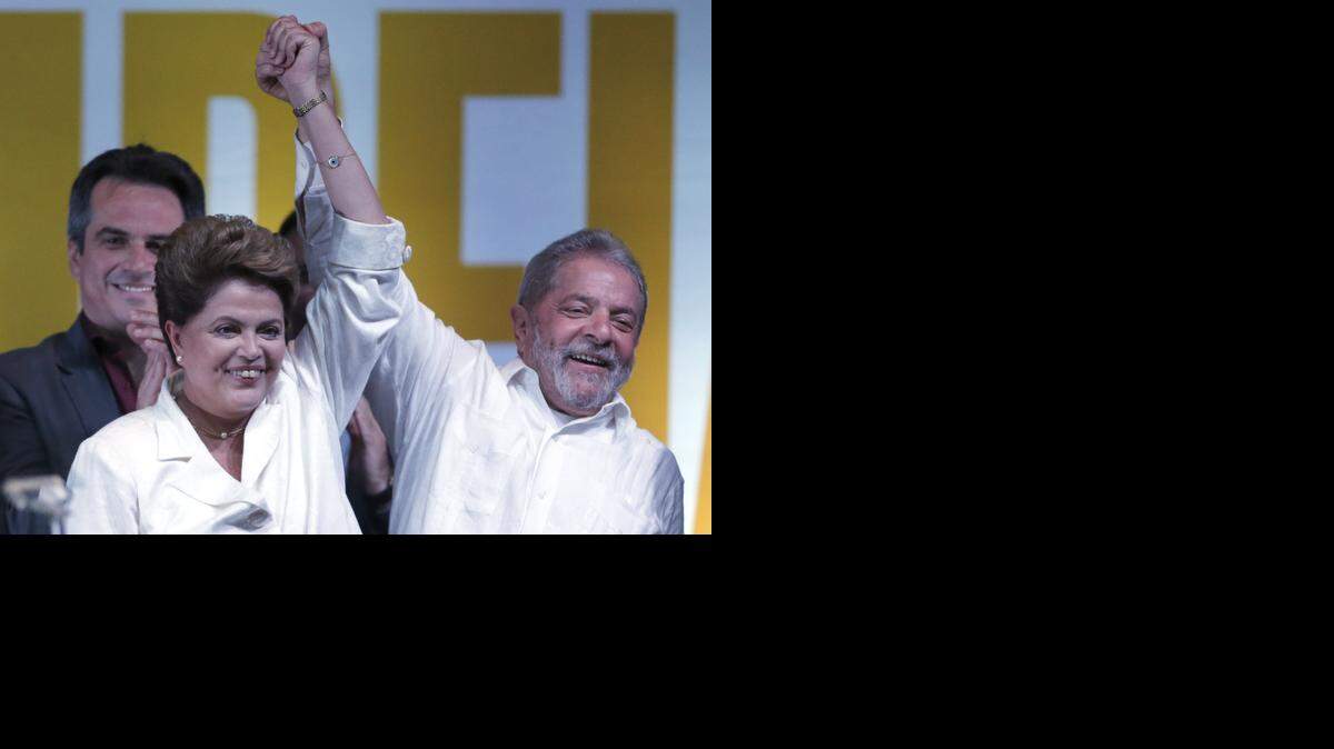 
La presidenta de Brasil, Dilma Rousseff, celebra con el ex mandatario brasileñ Luiz Inácio Lula da Silva, en octubre del 2014.
