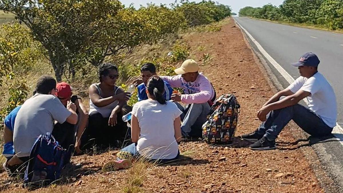Fotografía del 13 de febrero de 2017 cedida por Human Rights Watch (HRW) que muestra a investigadores de Human Rights Watch (HRW) mientras entrevistan a un grupo de venezolanos que recorrían los 200 kms. desde la ciudad fronteriza de Pacaraima a Roraima (Brasil) para pedir asilo político.