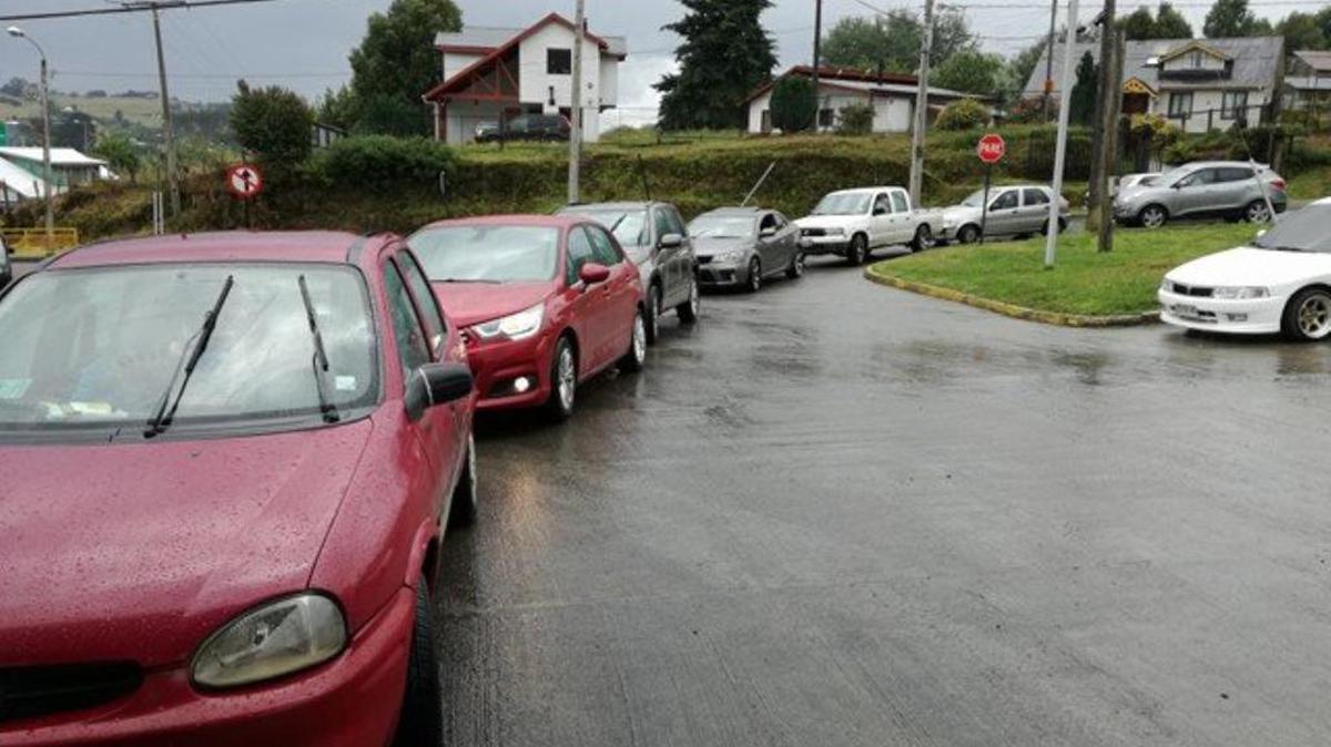 Varios automóviles hacen fila para cargar gasolina en un vecindario de la isla chilena Chiloé, luego de un sismo de 7.7 que sacudió la parte sur del país. Al momento no se han reportado víctimas.