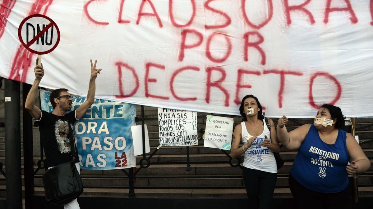 Los trabajadores del Centro Cultural Kirchner convocaron una concentración para hoy en señal de protesta contra la decisión del Ejecutivo de no renovar el contrato del 80 % de la plantilla de la institución, que vencía el pasado 31 de diciembre.