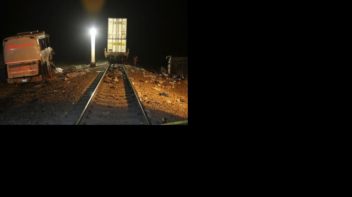 
La colisión de un autobús y un tren el viernes en la noche en el municipio fronterizo de Anáhuac, norteño estado mexicano de Nuevo León, causó al menos 20 muertos y 22 heridos. 
