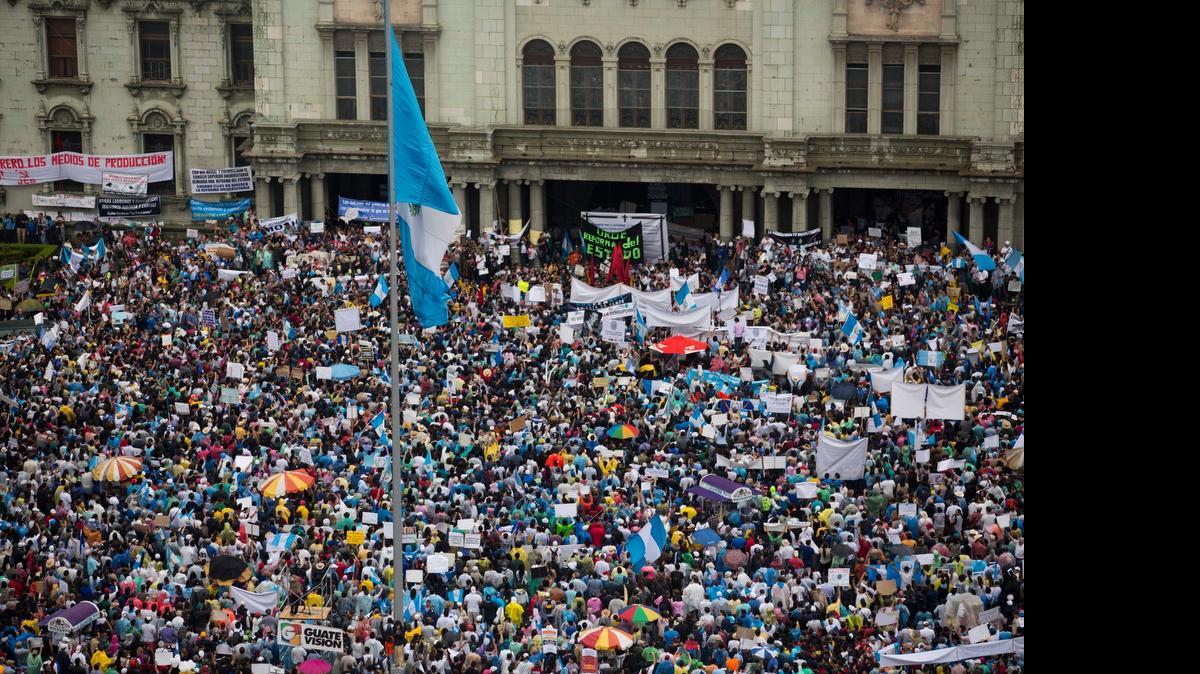 
Manifestantes se reúnen frente al Palacio Nacional de la Cultura, antigua sede de gobierno, situado en el centro de Ciudad de Guatemala, el sábado. Los guatemaltecos exigieron la renuncia del presidente Otto Pérez Molina.
