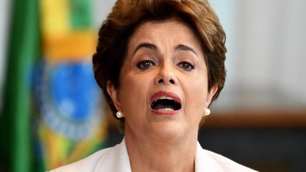 La presidenta suspendida de Brasil, Dilma Rousseff, se comprometió el martes 16 de agosto de 2016, durante una conferencia ante los medios de comunicación en Brasilia (Brasil), a promover un plebiscito sobre la posibilidad de adelantar las elecciones previstas para 2019, siempre y cuando sea absuelta en el juicio político que enfrenta y recupere el poder.
