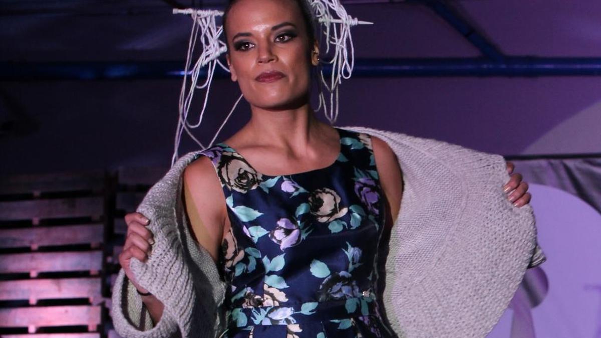 Una modelo desfila con prendas tejidas a mano por un grupo de reclusas bolivianas en la cárcel de Obrajes de La Paz.
