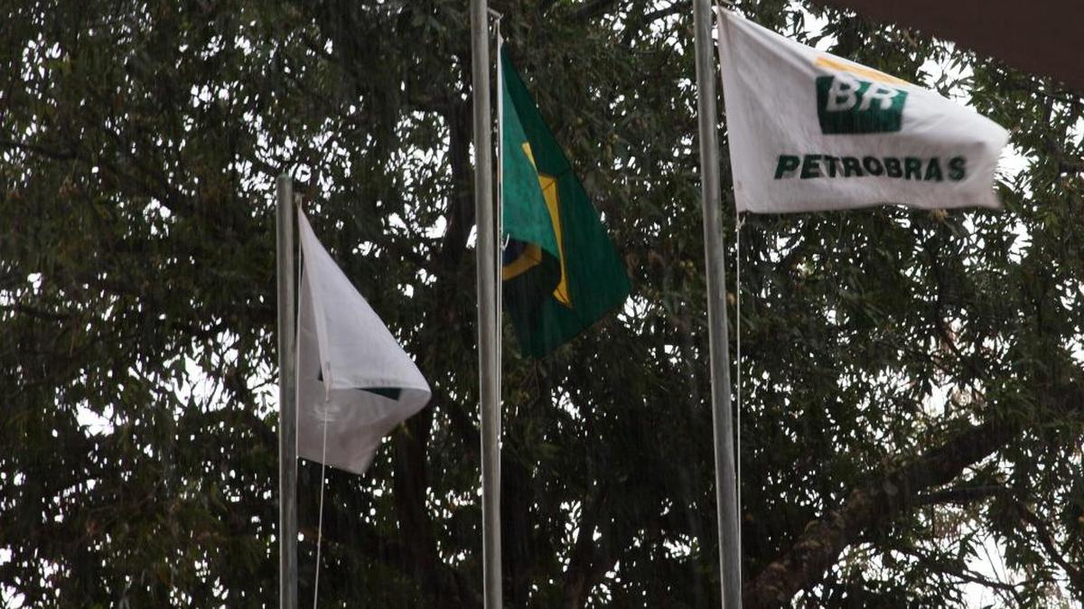 Un estandarte de la estatal Petrobras ondea junto con otras banderas en las afueras de la sede de esa empresa, en Brasilia, en septiembre.