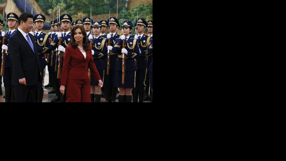 
 La presidenta argentina, Cristina Fernández de Kirchner (dcha), es recibida por el presidente chino, Xi Jinping (izda), a su llegada al Gran Palacio del Pueblo en Pekín (China) hoy, miércoles 4 de febrero de 2015. EFE/Rolex Dela Pena
