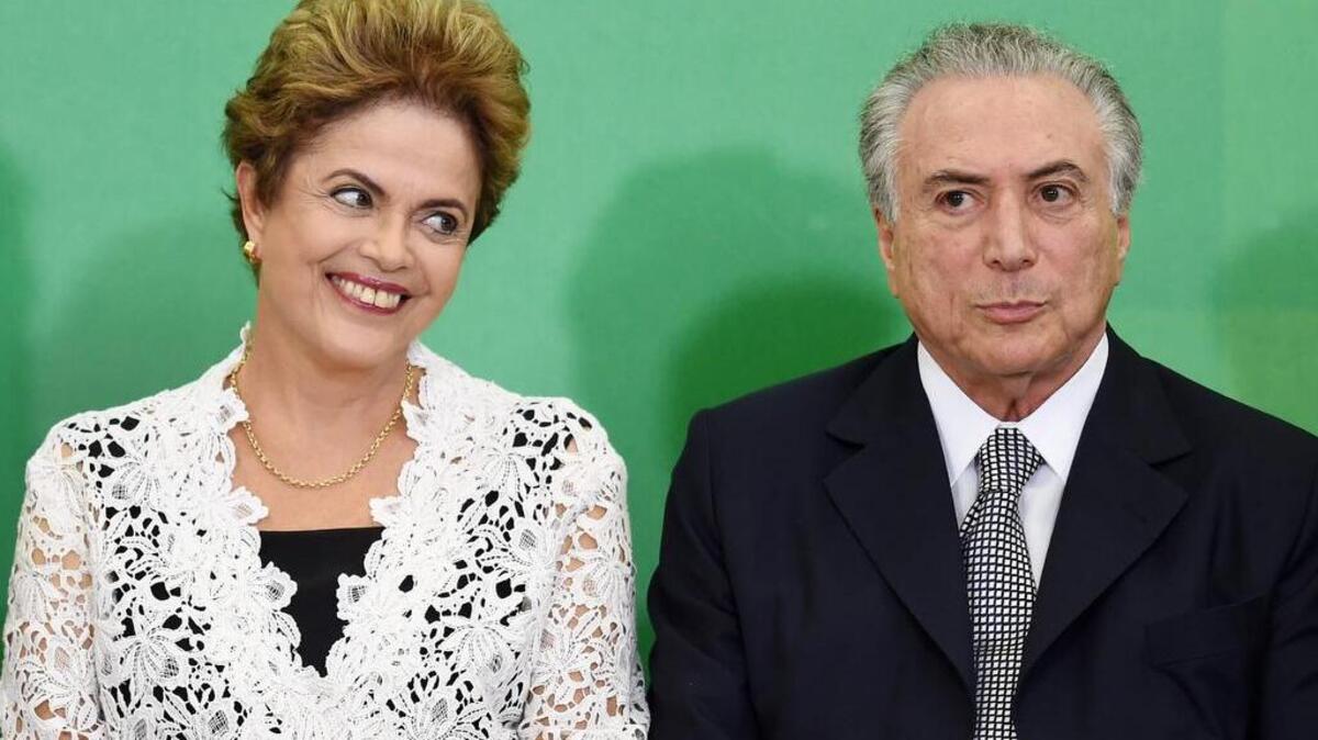 Esta foto de archivo tomada el 5 de octubre del año 2015 muestra a la presidenta de Brasil, Dilma Rousseff (L) y su vicepresidente Michel Temer, durante la ceremonia de toma de posesión de los nuevos ministros en el Palacio de Planalto, en Brasilia.