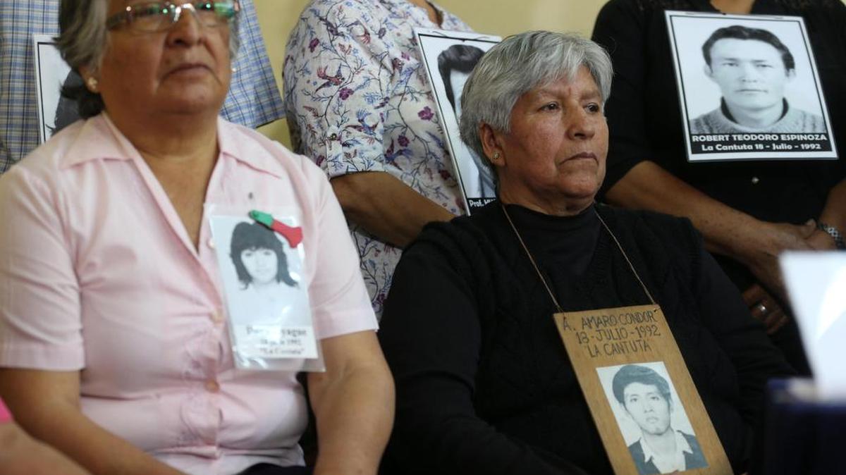 Gisela Ortiz (c) y otros familiares de las víctimas de las matanzas por las que fue condenado el ex presidente Alberto Fujimori explican el 27 de diciembre del 2017, en una conferencia de prensa realizada en la sede de la Coordinadora Nacional de Derechos Humanos de Lima (Perú), sus acciones para denunciar la ilegalidad del indulto otorgado a Fujimori hace unos días por el presidente Kuczynski.