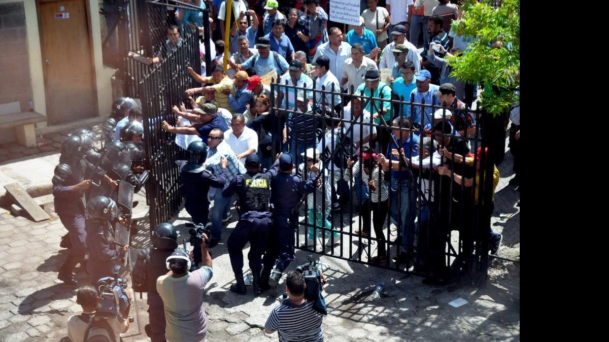 
Simpatizantes del Partido Libertad y Refundación (Libre), que coordina el ex presidente Manuel Zelaya, derriban el jueves una reja en la Corte Suprema de Justicia de Honduras para sacar a un periodista simpatizante encausado por 41 delitos.


