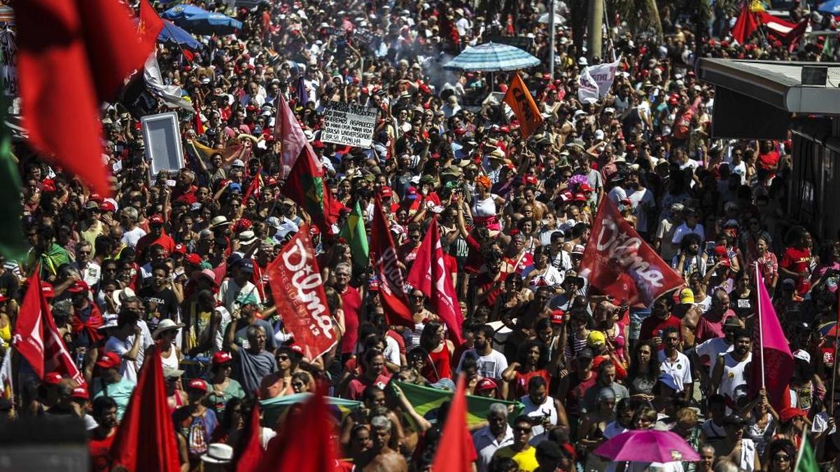 Millares de personas participan en una jornada de manifestación el domingo en Copacabana, Río de Janeiro. La Cámara de Diputados inició una votación que decidirá si el juicio político contra la presidenta Dilma Rousseff llega al Senado.