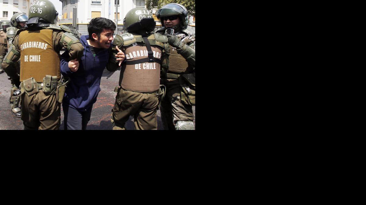 
Un manifestante es arrestado por la policía durante una marcha convocada por estudiantes chilenos el jueves en demanda de una enseñanza pública gratuita y de calidad, contra la reforma educativa de la presidenta Michelle Bachelet.


