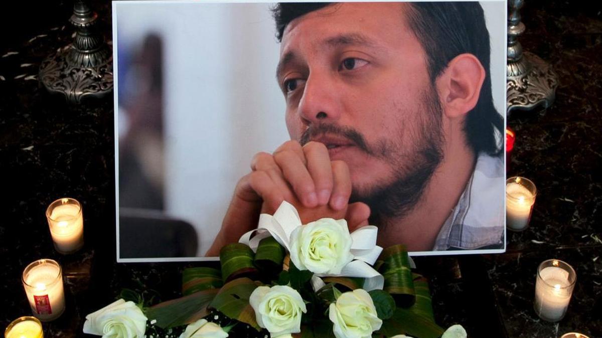 
Una fotografía del asesinado periodista Rubén Espinosa fue colocada, entre flores y velas, frente al ataúd, en el funeral el 3 de agosto en Ciudad de México.
