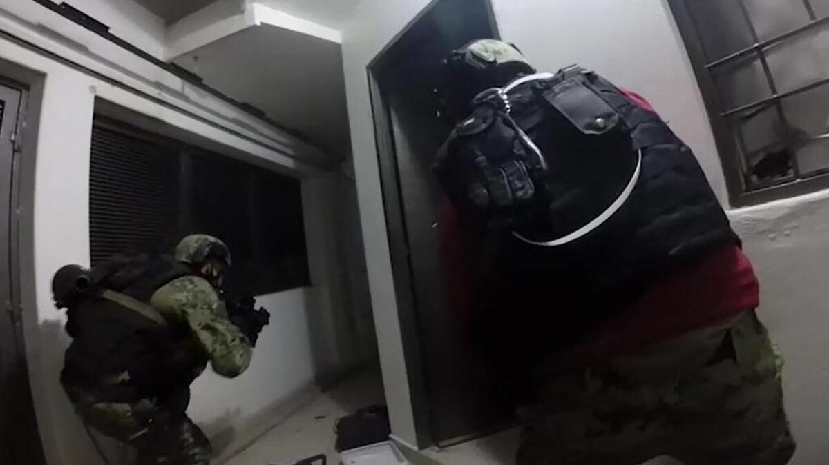Fotograma extraído el lunes 11 de enero de 2016, del video tomado por militares de la Marina Armada de México durante las acciones del operativo realizado en la casa donde se escondia el narcotraficante Joaquín "el Chapo" Guzmán en Los Mochis (México).