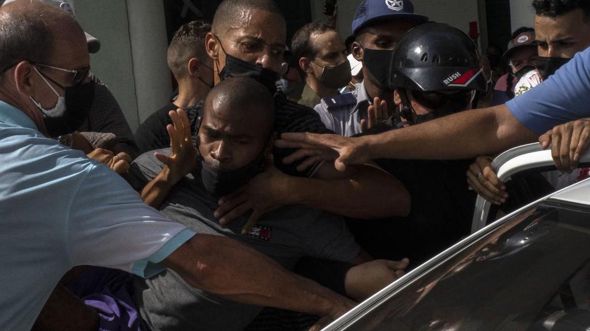 La policía detiene a un manifestante antigubernamental durante una protesta en La Habana, Cuba, el 11 de julio de 2021.