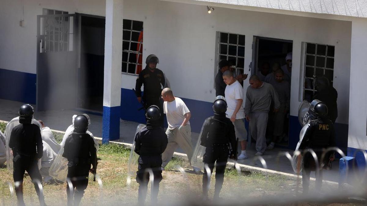 Internos del centro Etapa II que intentaban escapar se rinden ante agentes de la Policía el lunes 20 de marzo de 2017, en San José Pinula, Guatemala.