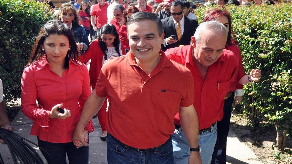 
Yani Rosenthal junto con su esposa Claudia después de votar en las primarias del Partido Liberadl de Honduras, en Tegucigalpa. Foto archivo.
