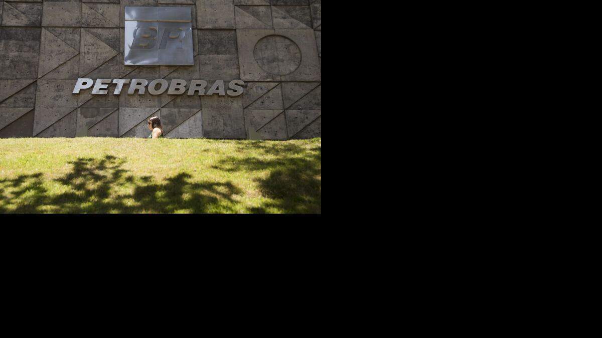 
Petrobras, que afronta un escándalo de corrupción, postergó el viernes pasado, por segunda vez, la divulgación de sus resultados financieros correspondientes al tercer trimestre de este año.
