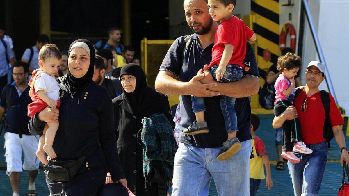 
Cientos de refugiados sirios desembarcan de un ferry en el puerto del Pireo, en Atenas, este viernes 4 de septiembre. Más de 180,000 refugiados han llegado a Grecia en lo que va de año, según los datos publicados por la Agencia de Naciones Unidas para los Refugiados (ACNUR).
