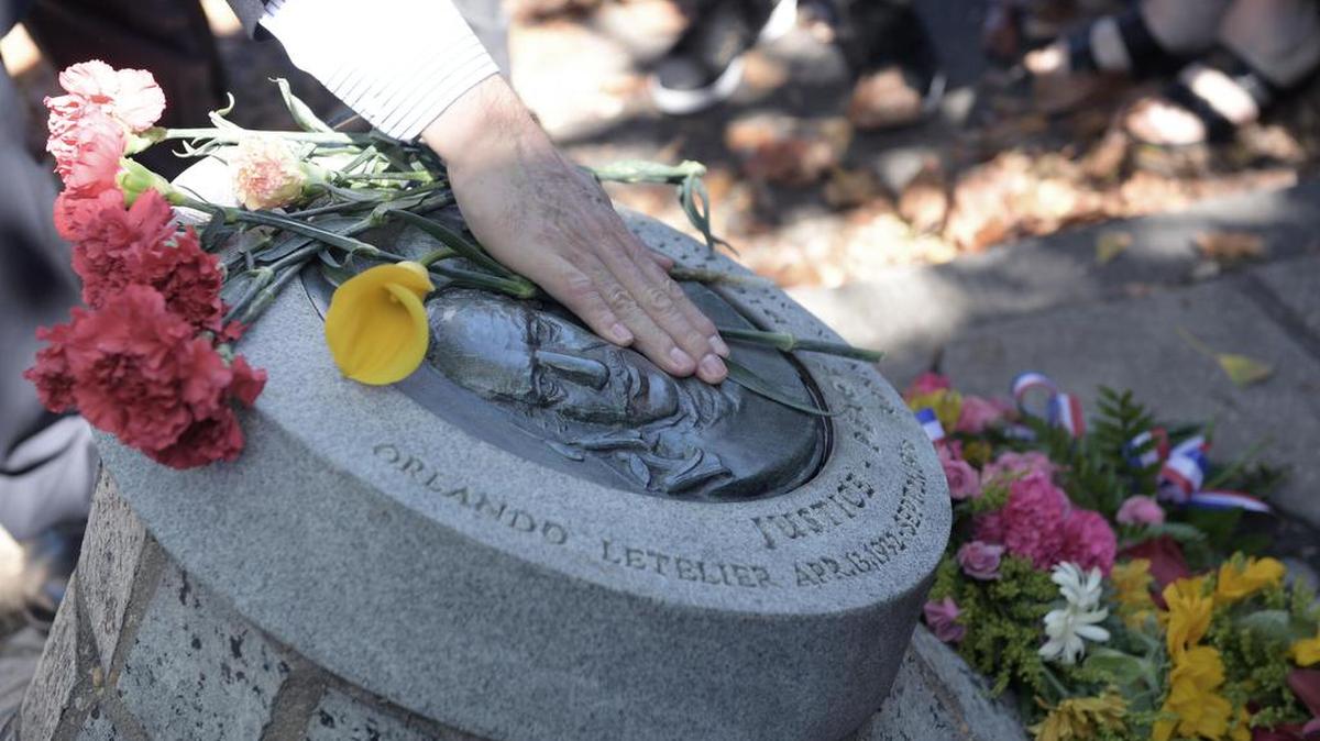 Un asistente deposita flores durante la ceremonia de conmemoración del 40 aniversario del atentado que acabó con la vida del diplomático y senador Orlando Letelier el viernes 23 de septiembre 2016, en la rotonda Sheridan Circle de Washington, DC (EEUU).