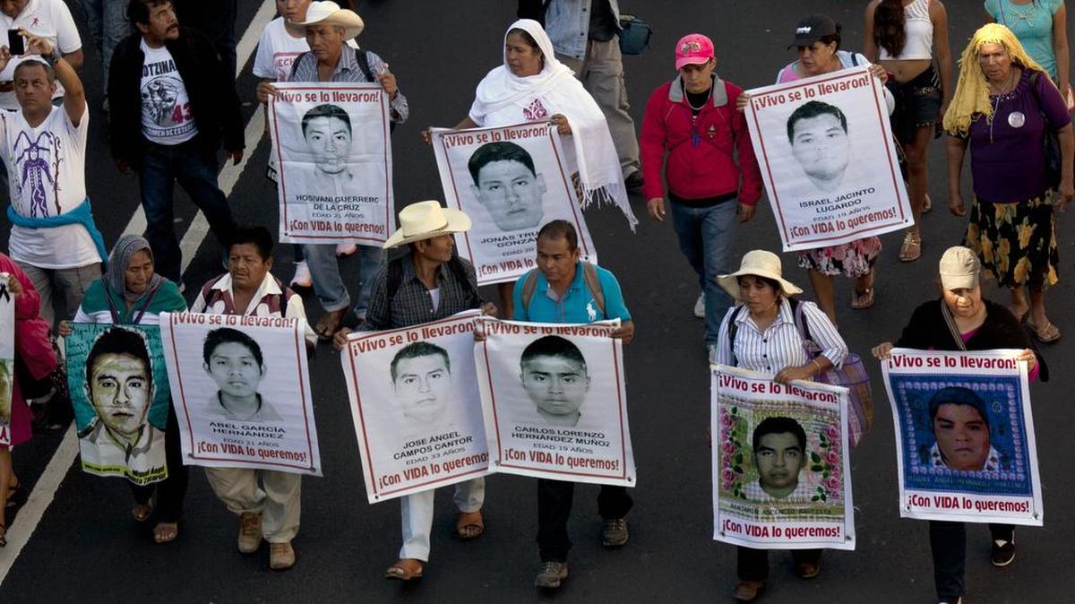 Los padres y demás familiares de los estudiantes desaparecidos exigieron al gobierno de Enrique Peña Nieto el esclarecimiento del trágico suces después de una investigación que sólo dejó dudas e indignación.