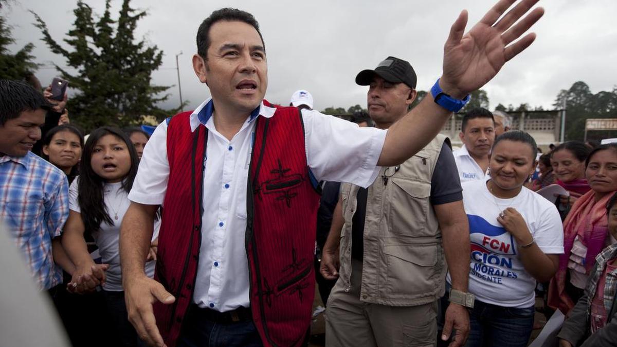 
El candidato presidencial Jimmy Morales, del partido Frente de Convergencia Nacional (FCN) saluda a sus seguidores en una actividad en Chichicastenango, Guatemala, el sábado 17 de octubre de 2015. 

