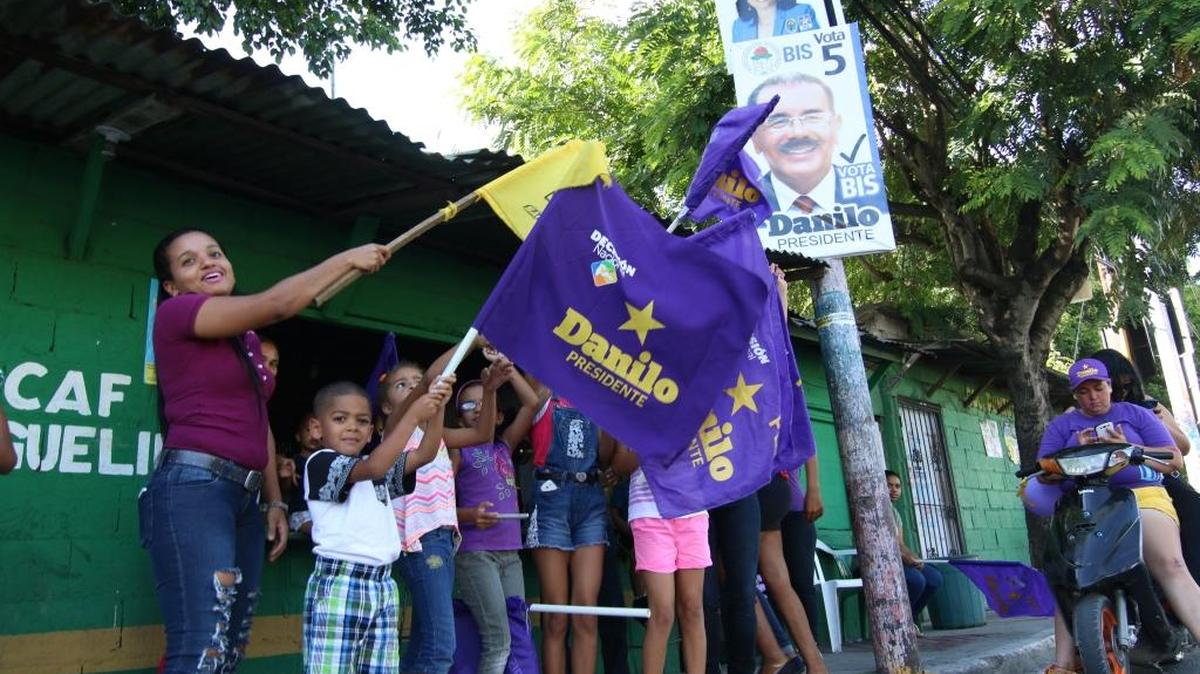Simpatizantes del presidente dominicano, Danilo Medina, celebran el domingo en Tamboril, la reelección de éste para un nuevo mandato.