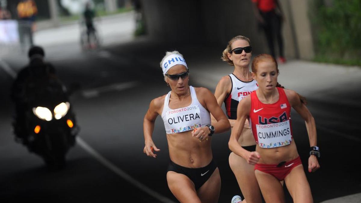 Erika Olivera (izq.) durante un maratón en el 2015 en Toronto, Canadá.