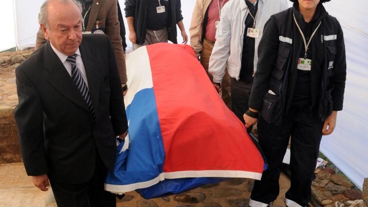 
Familiares del poeta chileno Pablo Neruda afirmaron el viernes que una tercera persona le habría inoculado la bacteria “estafilococo dorado”, un microorganismo altamente agresivo y resistente a la penicilina, que a su parecer habría causado la muerte del Premio Nobel en septiembre de 1973.
