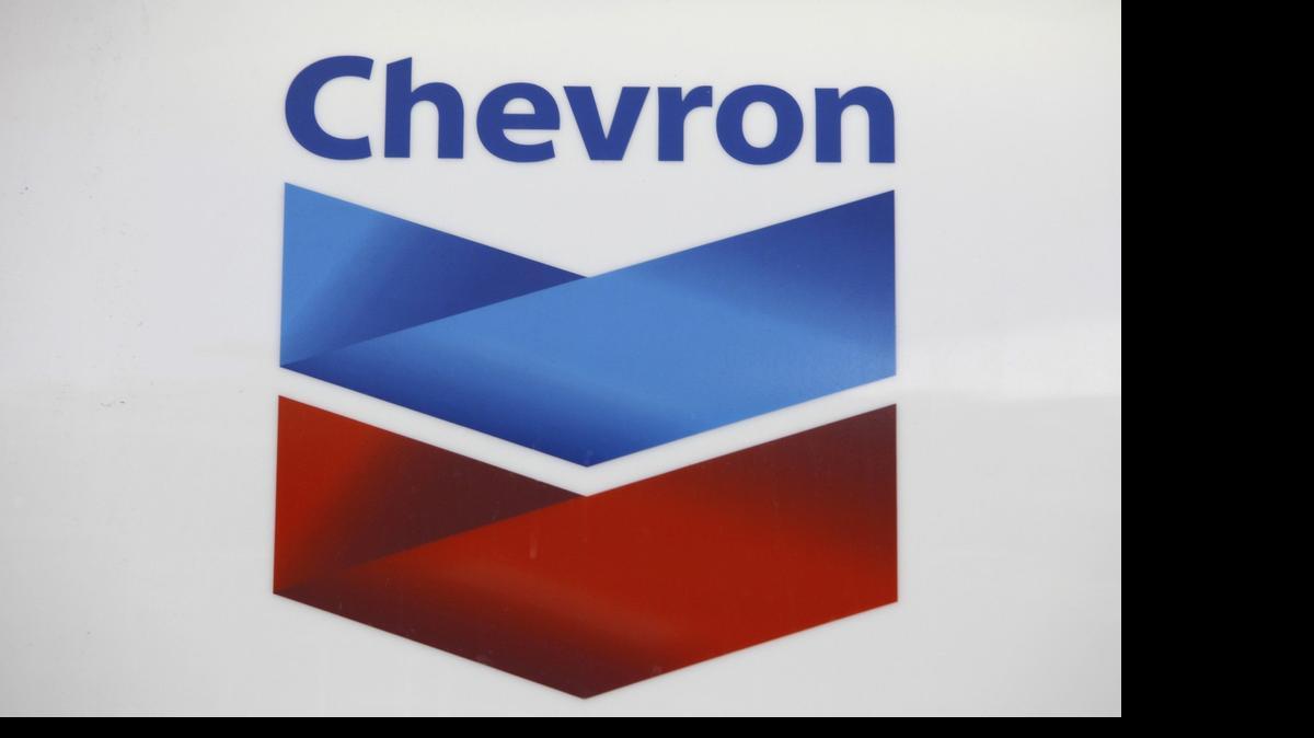 
El logo de Chevron en una estación de gasolina de Miami, en el 2011. La Justicia ecuatoriana condenó a la petrolera a pagar 9.500 millones de dólares por los daños ambientales y sociales originados por las operaciones de Texaco. 

