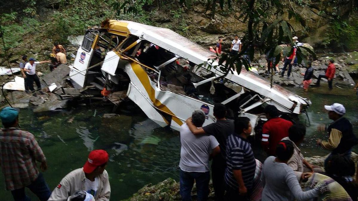 Personal de Protección Civil y familiares participan hoy, domingo 10 de enero de 2016, en el rescate de losheridos que dejó la caída por un acantilado de un autobús de pasajeros que transportaba a jugadores de fútbol aficionado en el estado de Veracruz (México), informaron las autoridades.