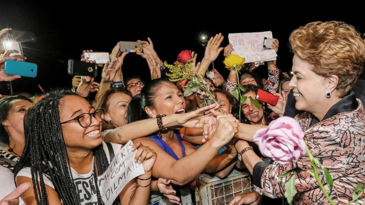 La presidenta brasileña, Dilma Rousseff, saluda a un grupo de mujeres el martes, frente al Palacio del Planalto en Brasilia, donde seguidores realizan una manifestación en su apoyo y en contra del juicio político.