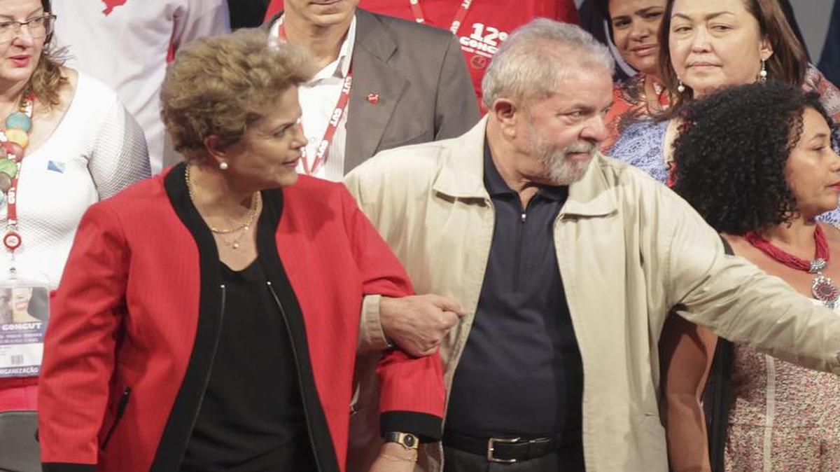 Fotografía de archivo del 13 de octubre de 2015 de la presidenta brasileña, Dilma Rousseff (i) y el ex presidente Luiz Inácio Lula da Silva (d) asistiendo al Congreso Nacional de la Central Única de Trabajadores (CUT) en Sao Paulo (Brasil).