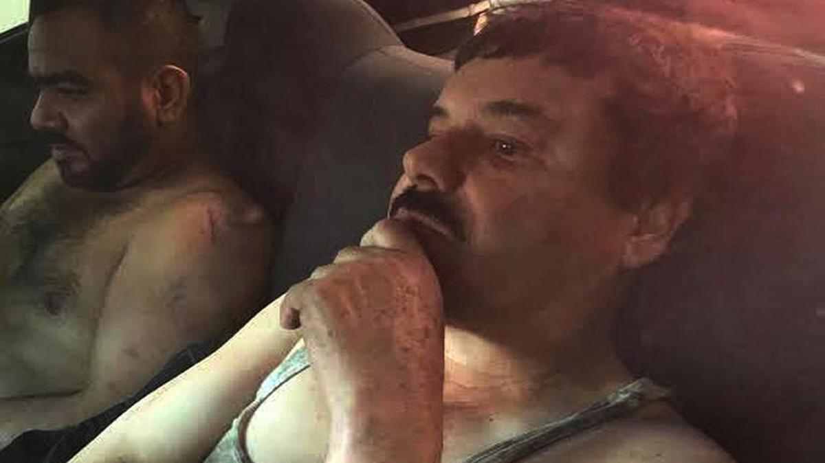 Fotografía del Joaquín "El Chapo" Guzmán en un vehículo después de que fue recapturado en la ciudad de Los Mochis, estado de Sinaloa, en el noroeste de México el 8 de enero de 2016.