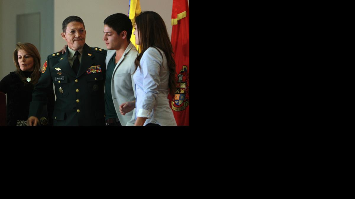 
El general colombiano Rubén Darío Alzate, liberado el domingo por las FARC tras un secuestro de 14 días, habla el lunes en el hospital militar en Bogotá, donde pidió su baja del Ejército y reveló que durante su cautiverio fue esposado y amenazado por la guerrilla. 
