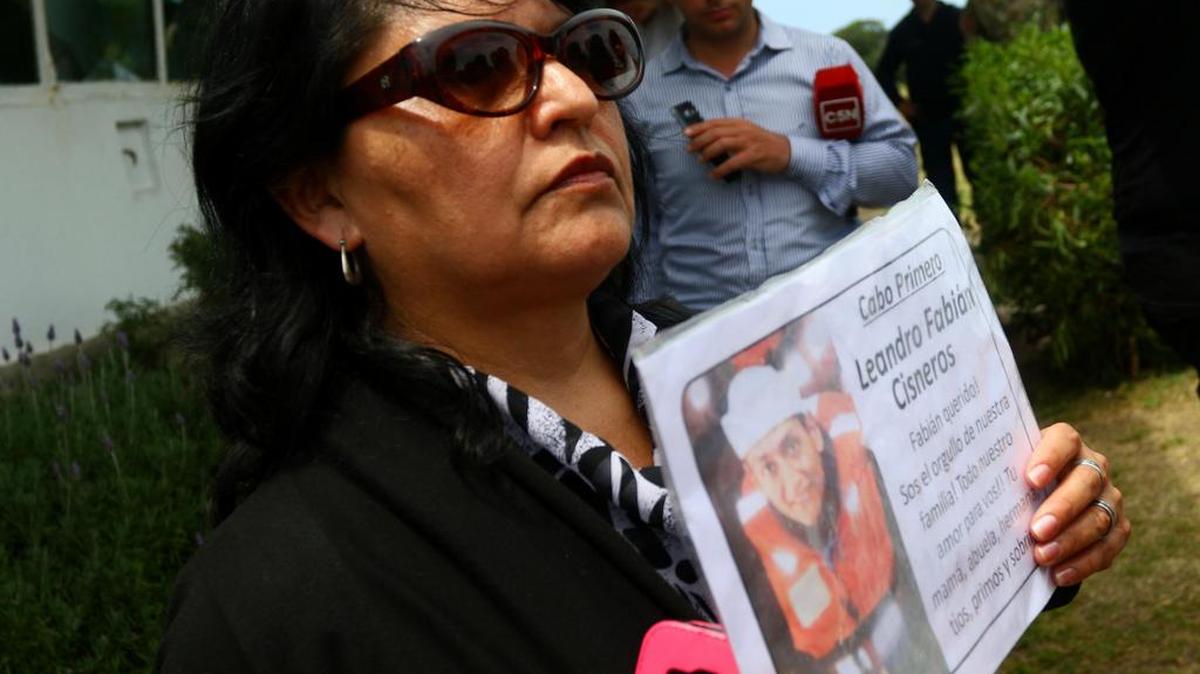 Yolanda Mendiola, madre del suboficial del ARA San Juan Leandro Cisneros, muestra un cartel con la foto de su hijo, tras una reunión con el ministro de Defensa, "scar Aguad, el viernes 1 de diciembre de 2017, en la Base Naval Mar del Plata (Argentina).