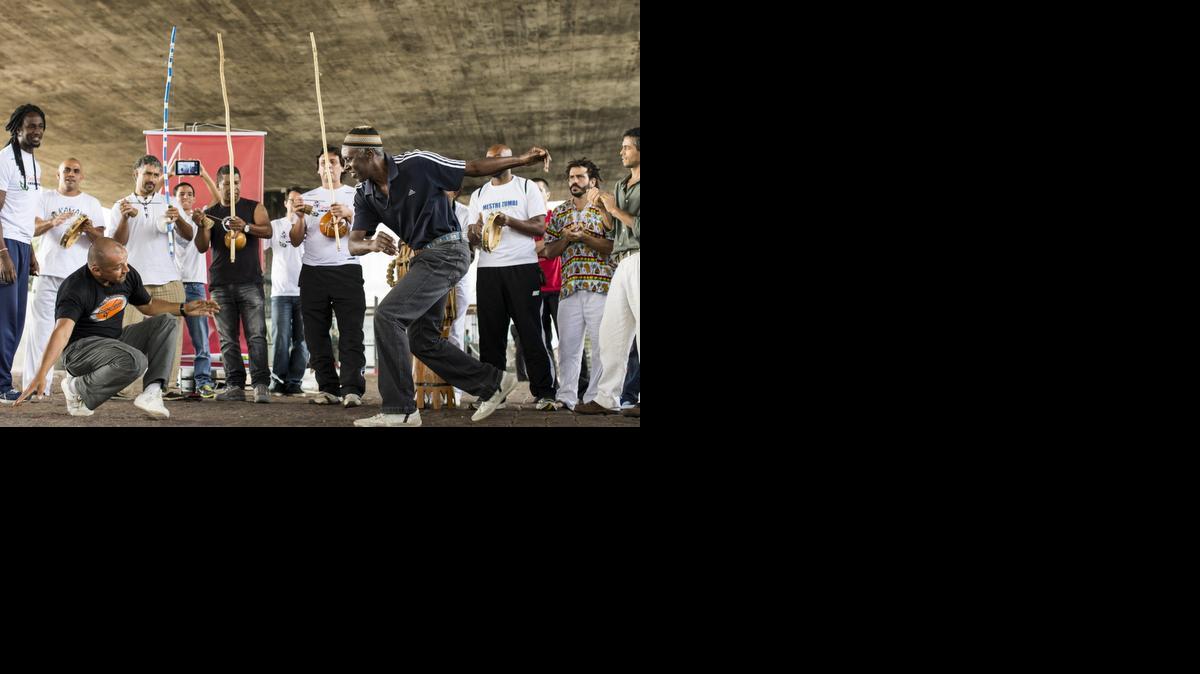 
Integrantes de diversos grupos de capoeira se congregaron el miércoles 26 de noviembre de 2014, bajo el edificio del MASP (Museo de Arte de São Paulo) para festejar la declaratoria de la UNESCO que consideró este miércoles a esta mezcla de arte marcial, danza y deporte brasileño como patrimonio cultural inmaterial de la humanidad en Sao Paulo (Brasil). 
