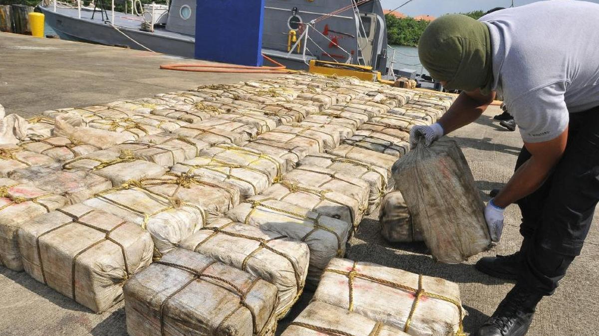 Autoridades panameñas presentan un cargamento de aproximadamente cinco toneladas de cocaína, en la caribeña ciudad de Colón. Foto de archivo.