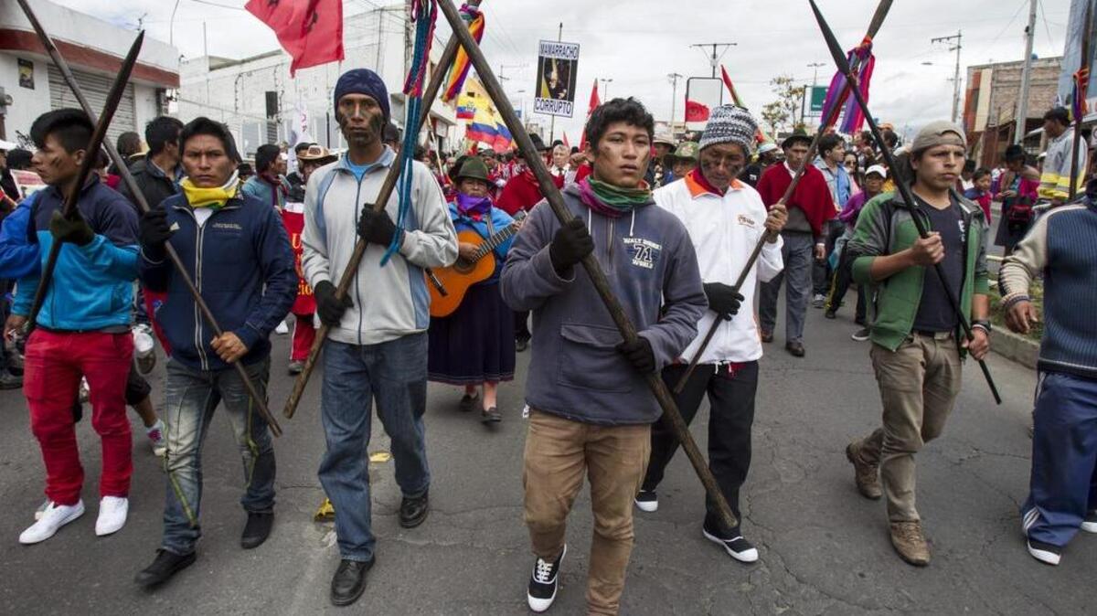 
Indígenas que marchan en protesta contra el gobierno ecuatoriano llegan el sábado a Ambato. La marcha de protesta en la recta final hacia Quito.
