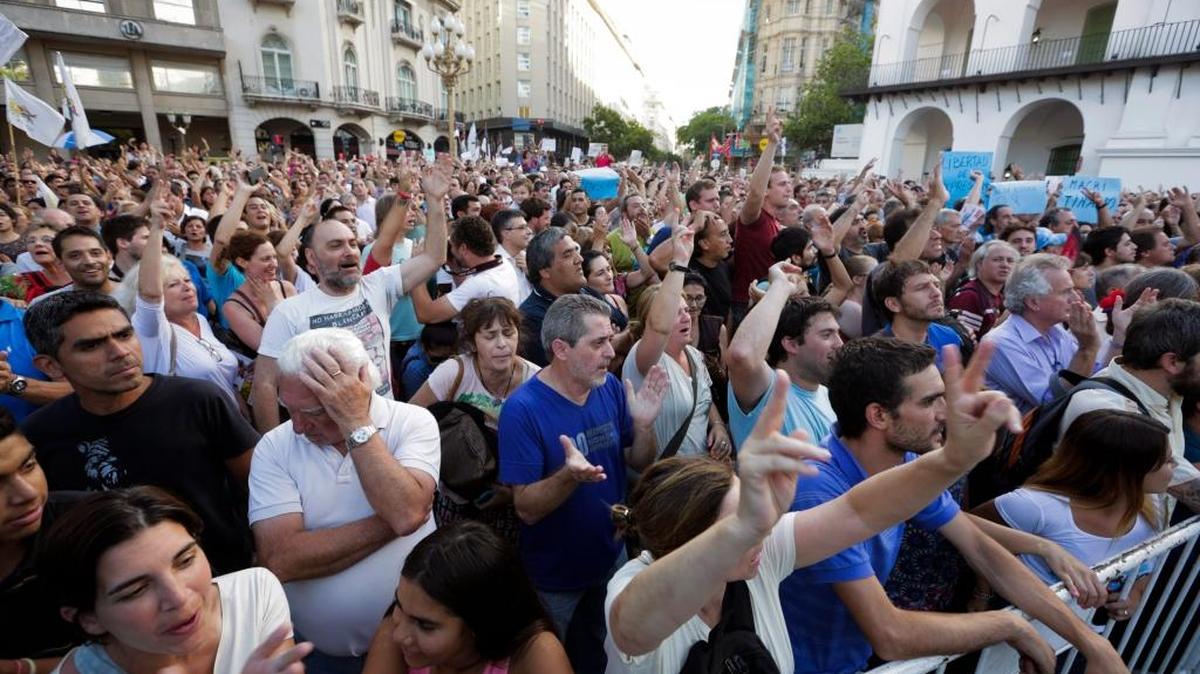 Personas se reúnen el martes en la Plaza de Mayo convocadas en favor de la libertad de prensa y contra la censura y para solidarizarse con un popular periodista radial, abierto crítico del gobierno macrista, despedido de una radio privada el lunes.