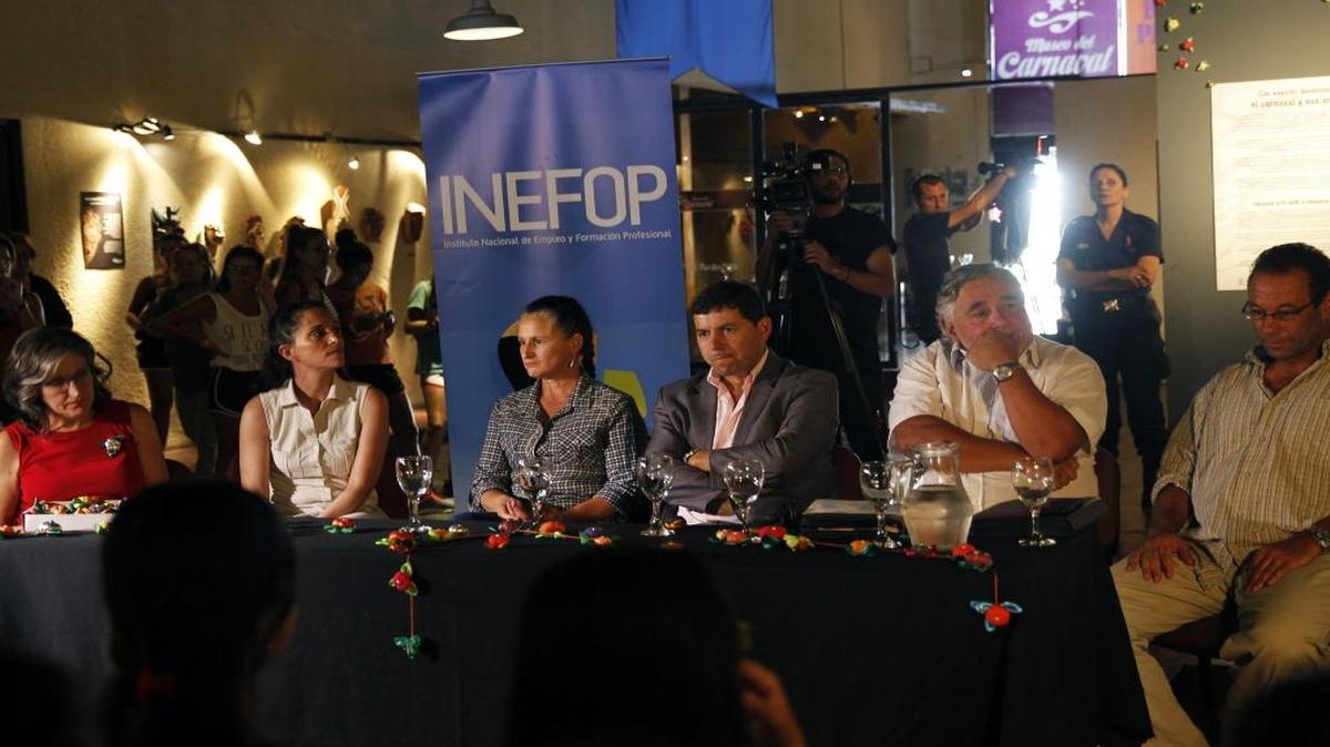 La directora del Museo del Carnaval, Graciela Michelini, las internas de la Unidad número 5, Carolina Bolón y Silvana Kenes, el director general del Instituto Nacional de Empleo y Formación Profesional (Inefop), Eduardo Pereyra, el coordinador de Educación del Instituto Nacional de Rehabilitación, Ignacio Lucas y el encargado interino de la Dirección del Instituto Nacional de Rehabilitación, Alberto Gadea, ofrecen una rueda de prensa, en la presentación del proyecto "El Carnaval y sus Artes" .