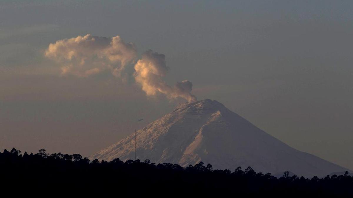 El volcán Cotopaxi visto este domingo 8 de noviembre de 2015, desde Quito (Ecuador). El Cotopaxi presentó una emisión de gases y vapores.